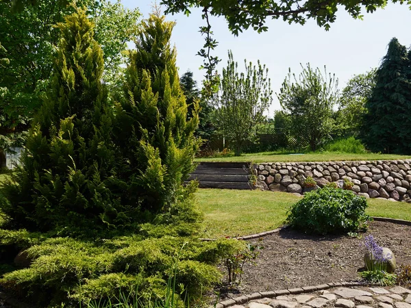 Giardino inglese tradizionale in estate — Foto Stock