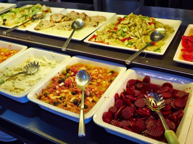 Salata barı farklı taze sebze ve diğer yemekler ile