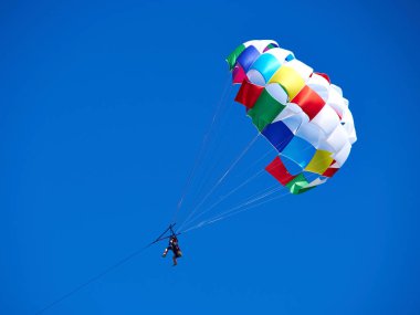 Popüler tatil etkinlik yaz tatil beldelerinde parasailing 