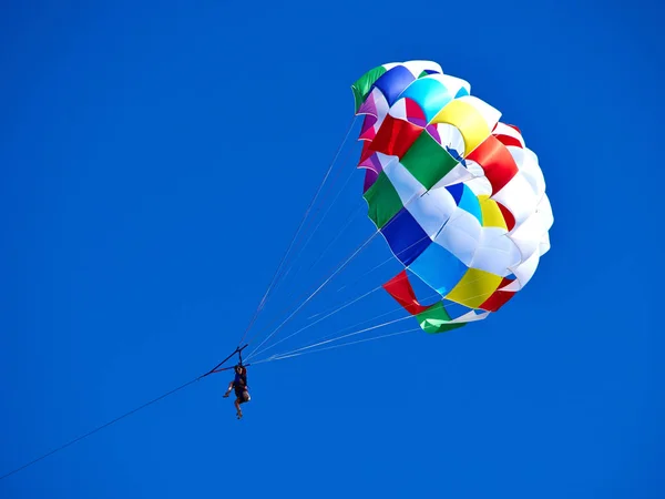 Popüler tatil etkinlik yaz tatil beldelerinde parasailing — Stok fotoğraf