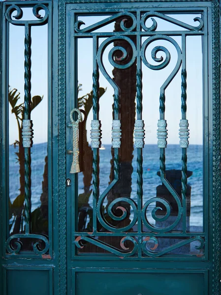 Velho vintage decorativo forjado porta de ferro — Fotografia de Stock