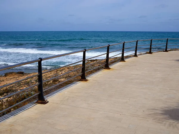 Hermoso paseo marítimo con barandillas de metal —  Fotos de Stock