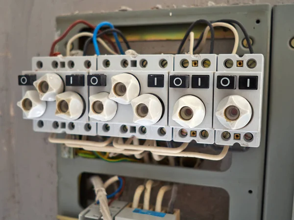 Bezpieczniki elektryczne Szafka starego typu z przewodami — Zdjęcie stockowe