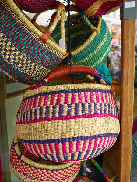 Cestas coloridas tejidas hechas a mano del Caribe africano —  Fotos de Stock