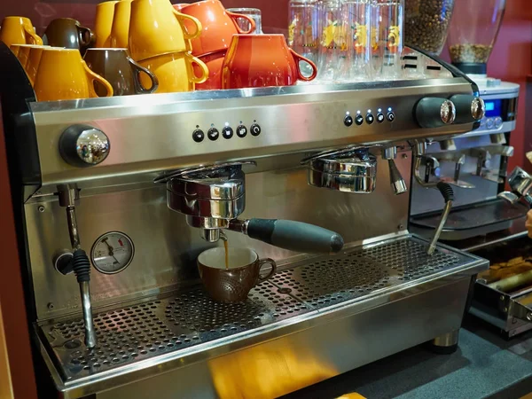 Máquina profesional de hacer café espresso barista — Foto de Stock