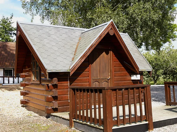 伝統的な小さな丸太小屋の避難所 — ストック写真