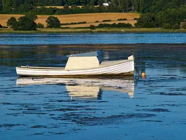 Традиционная классическая небольшая рыболовная лодка Дания — стоковое фото