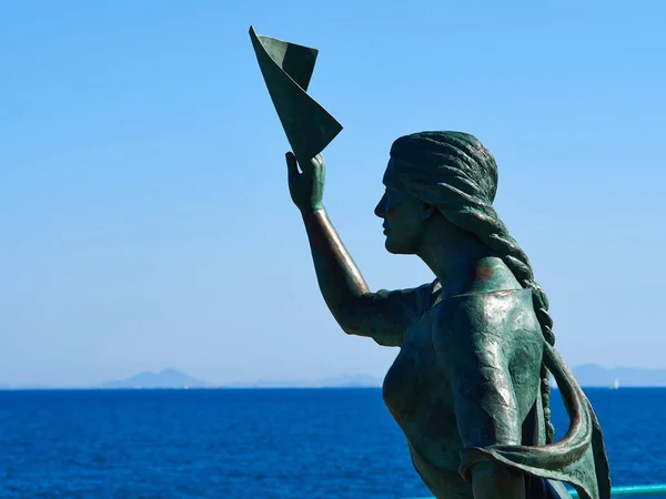 Statue of a woman waiving at the sea Torrevieja Spain — Stock Photo, Image