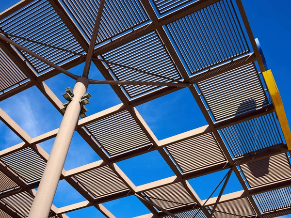 Ahşap ve metal yapılmış Modern tasarım pergola çardak — Stok fotoğraf