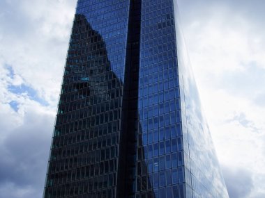 Modern gökdelen düşük açılı görünüş