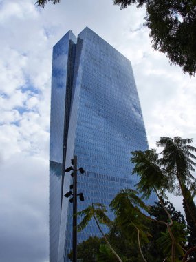 Modern gökdelen düşük açılı görünüş