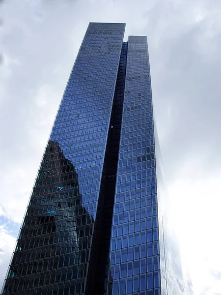 从低角度看现代摩天大楼 — 图库照片