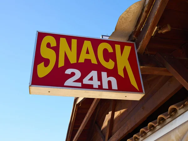 Snacks 24 heures signe accroché devant un restaurant — Photo
