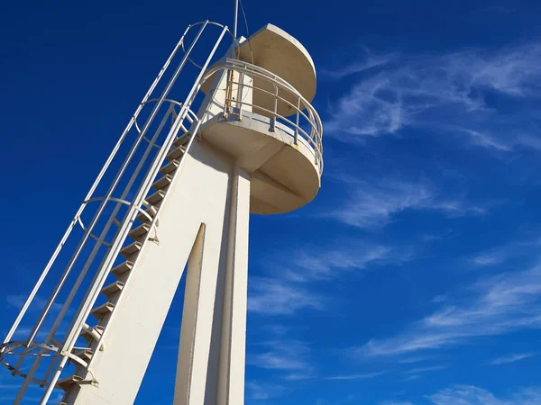 Torre de vigilancia de salvavidas blanco junto al océano —  Fotos de Stock