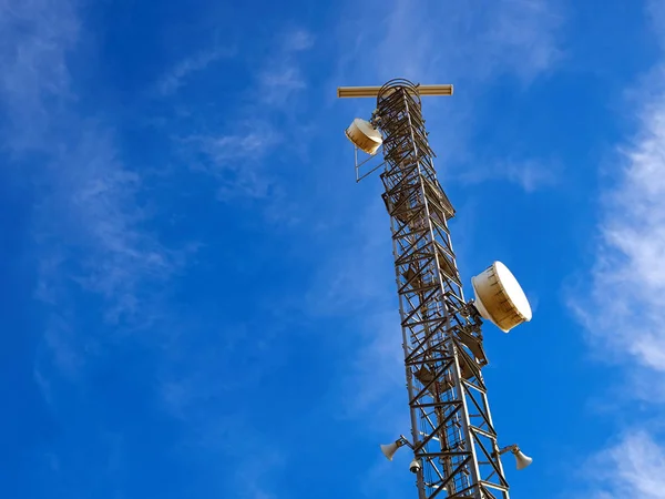 Moderna torre radar di comunicazione contro il cielo blu — Foto Stock