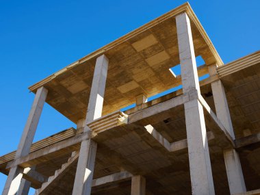 Bitmemiş beton tuğla çerçeve ev