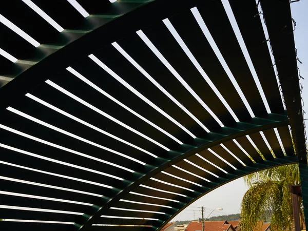 Design moderne pergola métallique motif de faisceau incurvé — Photo