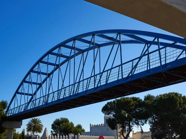 繁忙街道上的钢制人行天桥 — 图库照片