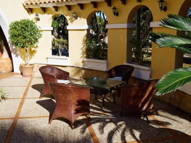 Güzel bahçe mobilyaları ile çevre düzenlemesi arka bahçe