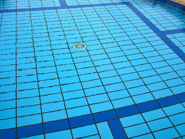 Água rasgada azul na piscina — Fotografia de Stock