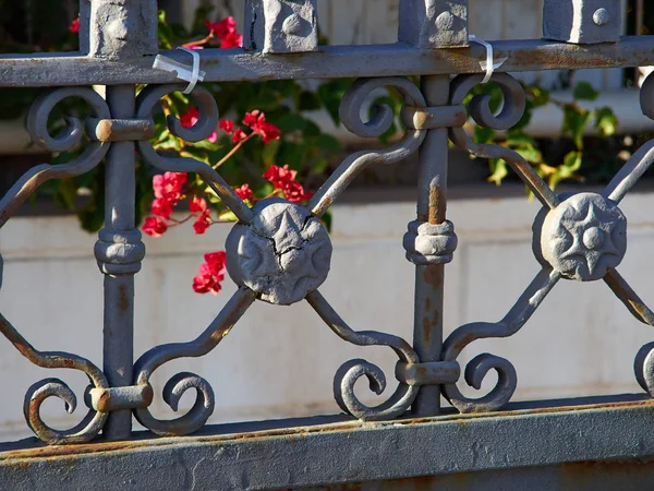 Детали декоративных кованых железных элементов металлические ворота — стоковое фото