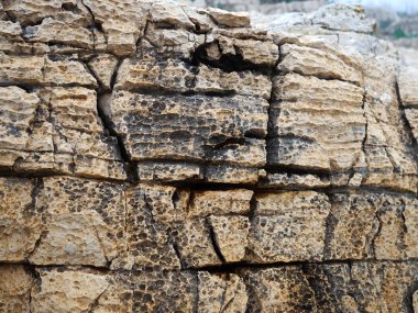 Çatlamış dağlık sert kaya taşları