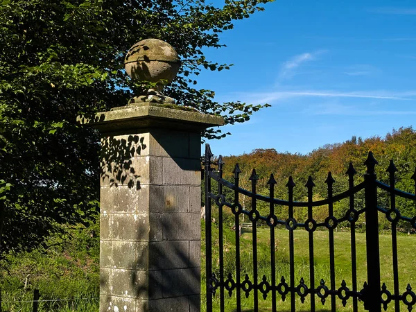Klassieke smeedijzeren poort van een tuin — Stockfoto