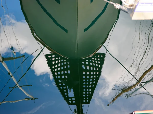 Reflektioner av segelbåtar yachter på vattnet — Stockfoto