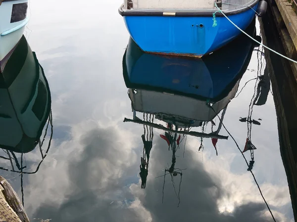 Reflejos de barcos de vela yates en el agua — Foto de Stock