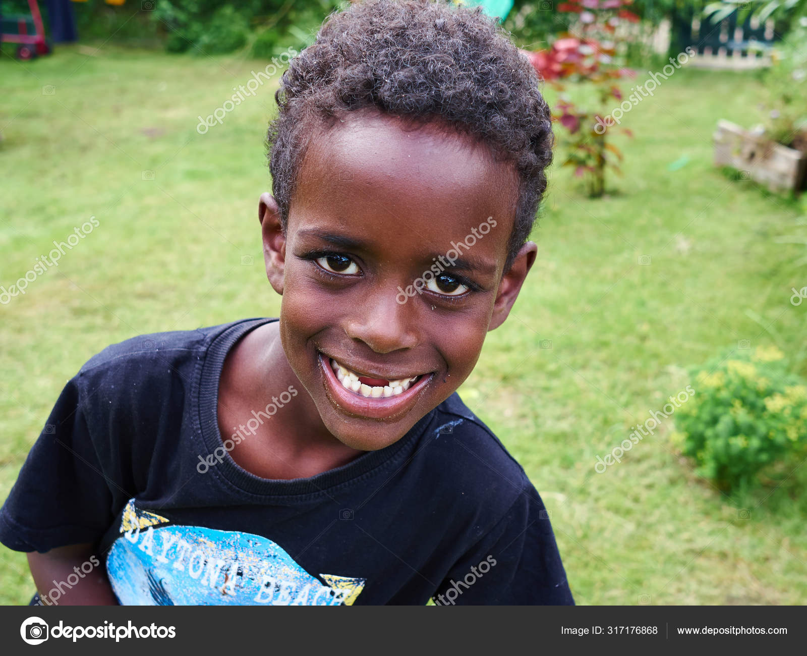 Garoto Negro Fecha Retrato De Sorriso Alegre Em Uma Camisa Azul Com  Suspensórios Brincadeira Afro-americana Nas Crianças Imagem de Stock -  Imagem de preto, afro: 152146495