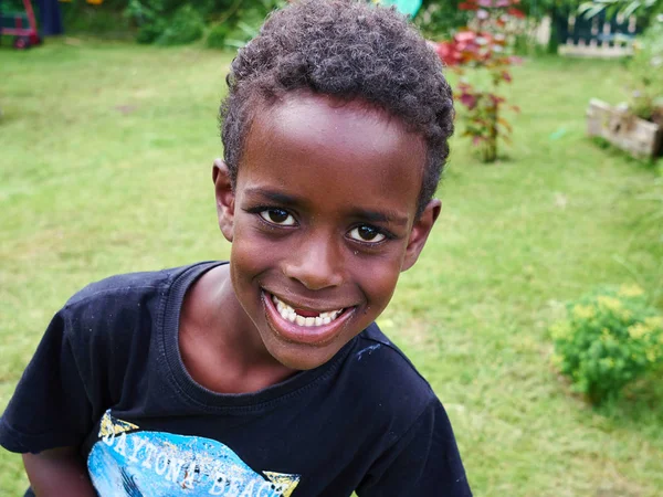 Portrait d'un garçon noir souriant et joyeux avec des dents manquantes — Photo