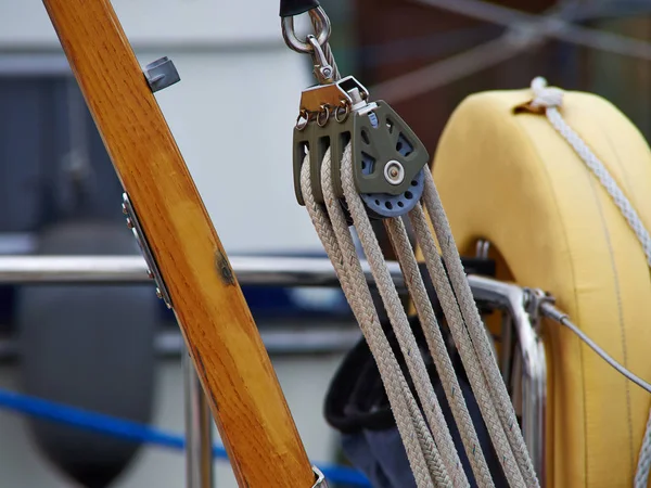 Sail and rigging mast and ropes — Stock Photo, Image