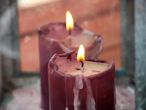 Atmosfera interior acolhedora com velas acesas — Fotografia de Stock