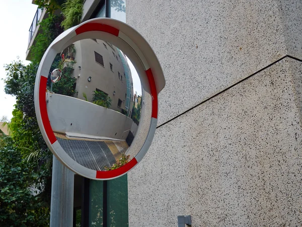 Sicherheit Verkehrspanorama Straßenspiegel an einem Gebäude — Stockfoto