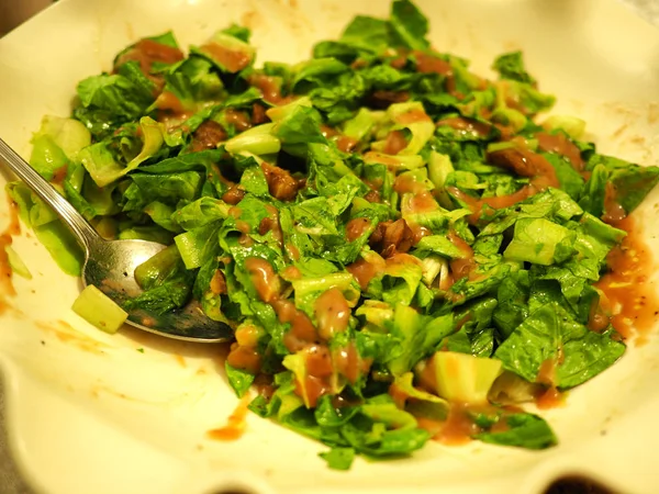 Friss, ízletes zöld saláta tálban — Stock Fotó