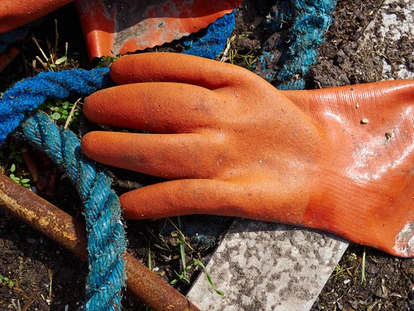 Smutsiga Tungt Använda Orange Färg Gummi Industriellt Arbete Skyddshandskar Båt — Stockfoto