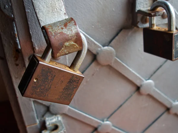 Old Rusty Heavy Padlocks Metal Door Safety Security Concept Image — Stock Photo, Image