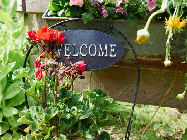Pozvání Kovu Uvítací Znamení Při Vstupu Zahrady Domu — Stock fotografie