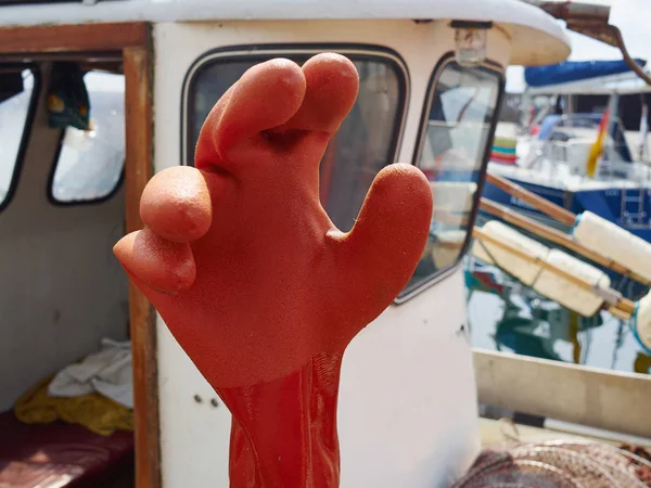 Vuil Zwaar Gebruikt Rood Rubber Industrieel Werk Beschermende Handschoenen Een — Stockfoto