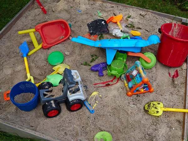 带彩色玩具的沙盒 供孩子们在花园玩耍 — 图库照片