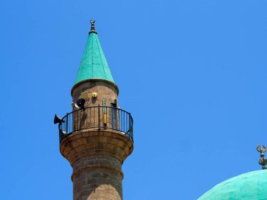 Metin ve grafikler için açık mavi gökyüzü arka planına sahip İslam sembolü olan Cami Minaresi