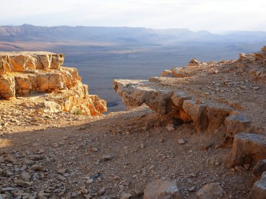 Ramon Krateri (Makhtesh Ramon), dünyanın en büyüğü, Mitzpe Ramon, Negev Çölü, İsrail 'in önde gelen turizm merkezi.