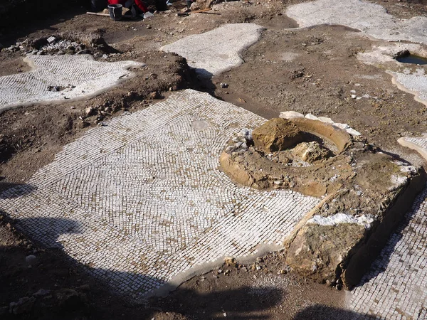 考古学的発掘現場モザイクフロアイスラエル 過去を発見 — ストック写真