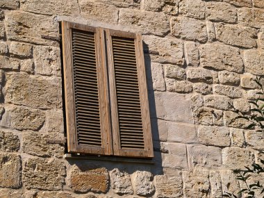 Klasik ahşap panjurlu pencereli klasik taş duvar cephesi