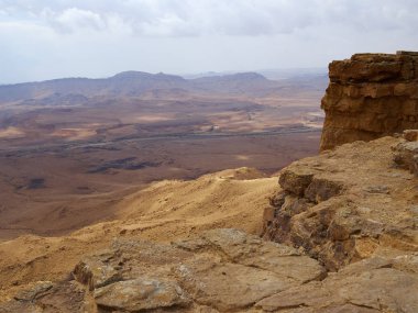 Ramon Krateri (Makhtesh Ramon), dünyanın en büyüğü, Mitzpe Ramon, Negev Çölü, İsrail 'in önde gelen turizm merkezi.