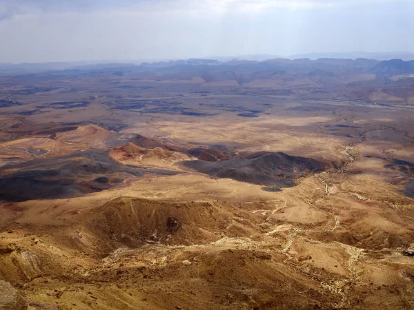 世界最大のラモン クレーター Makhtesh Ramon ミッツプ ラモン Mitzpe Ramon ネゲヴ砂漠 イスラエルの主要な観光地 — ストック写真