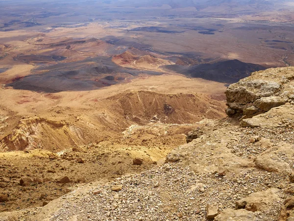 世界最大のラモン クレーター Makhtesh Ramon ミッツプ ラモン Mitzpe Ramon ネゲヴ砂漠 イスラエルの主要な観光地 — ストック写真