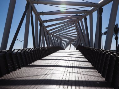 Modern klasik tasarım çelik yaya köprüsü işlek bir Tel-Aviv caddesinin üzerine maviyle boyanmış.
