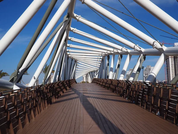 以色列特拉维夫繁忙的街道上 现代古典设计的蓝色钢制人行天桥 — 图库照片