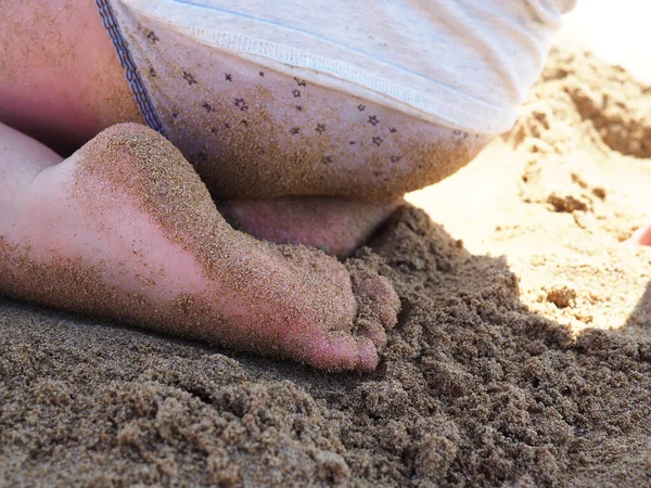 Çocuk Kumsalda Oynuyor Ayaklarını Kuma Yakın Tut — Stok fotoğraf